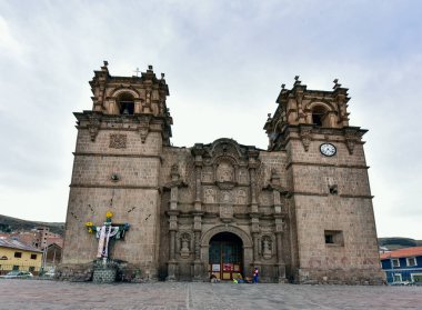 Katedral Baslica San Carlos Borromeo ya da Puno Katedrali, Peru 'nun güneydoğusundaki Puno şehrinde bulunan bir Katolik kilisesidir. Andean Barok mimari geleneğinde yer alır ve Puno Katolik Piskoposluğu 'nun merkezidir.