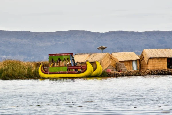 Traditional Boats Uros Totora Cougar Head Urosul Uses Reeds Which — Stock Photo, Image