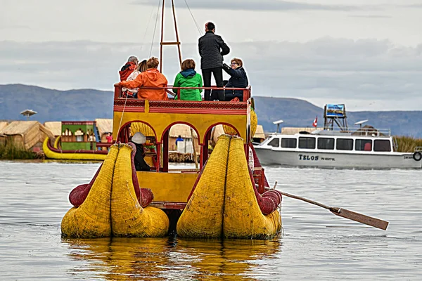 Los Barcos Tradicionales Uros Totora Puma Cabeza Urosul Utiliza Cañas — Foto de Stock