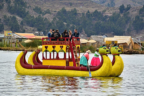 Tradiční Lodě Uros Totora Cougar Hlava Urosul Používá Rákosí Které — Stock fotografie