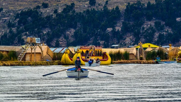 Los Barcos Tradicionales Uros Totora Puma Cabeza Urosul Utiliza Cañas — Foto de Stock