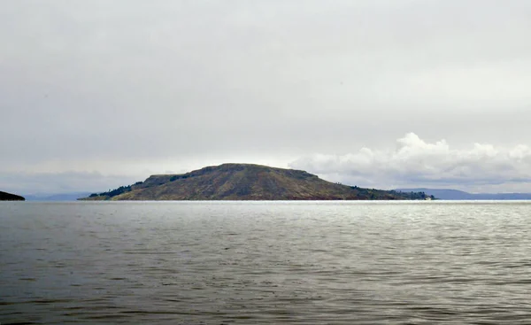 ティティカカ湖 ルーマニア語 Lacul Frumos プノ湖は 標高3812Mの湖である 1862年以来 世界で最も重い船舶用水路の世界記録を保持しています 南米最大の湖でもあり 面積は9710Km — ストック写真
