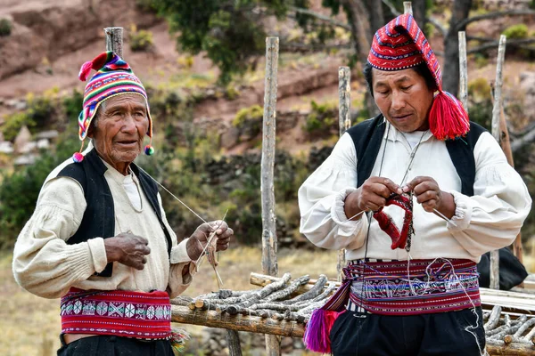 Taquile Adada Tığ Işi Yapan Erkekler Şapkalar Ören Erkeklerdir Kadınlar — Stok fotoğraf