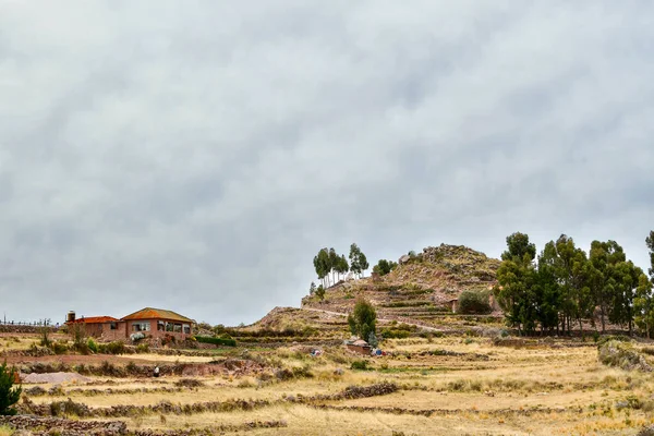 Taquile是一个岛屿 位于Titicaca湖的秘鲁一侧 距普诺市45公里 岛上约有2 200人 面积5 6公里 面积5 72平方公里 岛上的最高处是4 — 图库照片