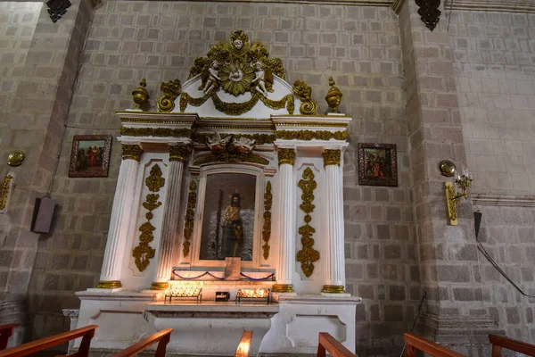 大聖堂の中にはサン カルロス ボロメオやプノ大聖堂が見えます ペルー南東部のプノ市にあるカトリック教会です それはアンデスバロック建築の伝統であり プノのローマカトリック教区の席です — ストック写真