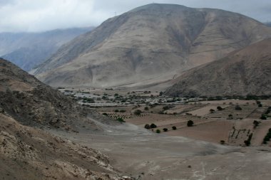 And Dağları, And Dağları dünyanın en uzun sıradağlarıdır. Güney Amerika 'nın batı kıyısı boyunca Venezuela, Kolombiya, Ekvador, Peru, Bolivya, Arjantin ve Şili boyunca uzanırlar..