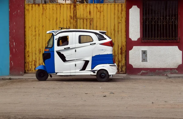 Tuc Tuc Peruanoescabullirse Través Vehículo Tres Ruedas Una Experiencia Extremadamente —  Fotos de Stock