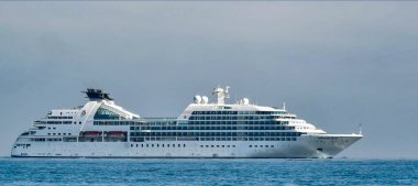 Peru 'nun Ica Bölgesi' nin Ballestas Peru Paracas bölgesinde Pasifik Okyanusu 'nda bir yolcu gemisi. Küçük bir liman kasabası olan Paracas, Islas Ballestas gezileri için bir sıçrama noktası görevi görüyor. Pasifik Okyanusu 