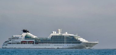 Peru 'nun Ica Bölgesi' nin Ballestas Peru Paracas bölgesinde Pasifik Okyanusu 'nda bir yolcu gemisi. Küçük bir liman kasabası olan Paracas, Islas Ballestas gezileri için bir sıçrama noktası görevi görüyor. Pasifik Okyanusu 