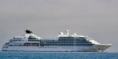 Peru 'nun Ica Bölgesi' nin Ballestas Peru Paracas bölgesinde Pasifik Okyanusu 'nda bir yolcu gemisi. Küçük bir liman kasabası olan Paracas, Islas Ballestas gezileri için bir sıçrama noktası görevi görüyor. Pasifik Okyanusu 