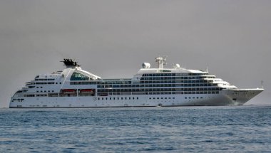 Peru 'nun Ica Bölgesi' nin Ballestas Peru Paracas bölgesinde Pasifik Okyanusu 'nda bir yolcu gemisi. Küçük bir liman kasabası olan Paracas, Islas Ballestas gezileri için bir sıçrama noktası görevi görüyor. Pasifik Okyanusu 