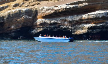 Ballestas Adaları büyük oranda kaya oluşumlarından oluşur, dalgalar ve rüzgarlar tarafından aşınır, şaşırtıcı şekillerde. Adaların koruma statüsü vardır çünkü kuş ve memeli ekosistemi korunmalıdır ve turistler buradan geçer ve... 