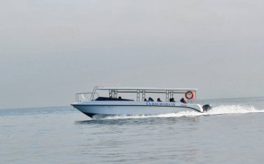 Tekne tüm güverte tekneleri için genel bir isimdir, 20 metre uzunluğunda, motorla itilmiş, Pasifik Okyanusu dünyanın en büyük okyanusudur, Dünya yüzeyinin yaklaşık% 33 'ünü kaplar Ballestas Adaları büyük ölçüde kaya oluşumlarından oluşur, aşınmıştır.