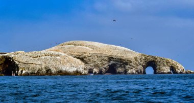 Ballestas Adaları büyük oranda kaya oluşumlarından oluşur, dalgalar ve rüzgarlar tarafından aşınır, şaşırtıcı şekillerde. Adaların koruma statüsü vardır çünkü kuş ve memeli ekosistemi korunmalıdır ve turistler buradan geçer ve... 