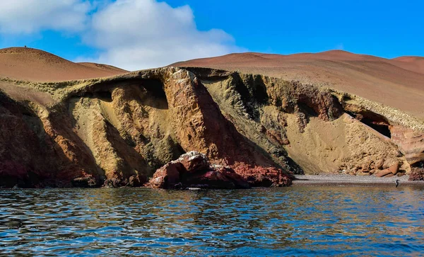 바예스타스 제도는 파도와 바람에 침식되어 놀라운 모양의 암석층으로 섬들은 포유류의 — 스톡 사진