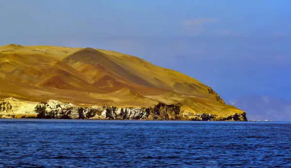 バレスタス諸島は大部分が岩で構成されており 波と風によって浸食され 驚くべき形をしている 鳥や哺乳類の生態系を保護しなければならないため 島は保護された地位を持っており 観光客はこことここを通過します — ストック写真