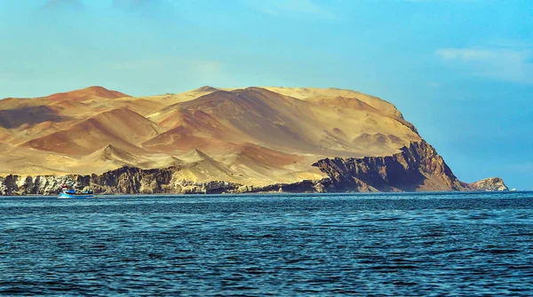 バレスタス諸島は大部分が岩で構成されており 波と風によって浸食され 驚くべき形をしている 鳥や哺乳類の生態系を保護しなければならないため 島は保護された地位を持っており 観光客はこことここを通過します — ストック写真