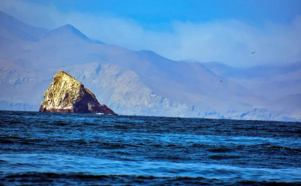 バレスタス諸島は大部分が岩で構成されており 波と風によって浸食され 驚くべき形をしている 鳥や哺乳類の生態系を保護しなければならないため 島は保護された地位を持っており 観光客はこことここを通過します — ストック写真