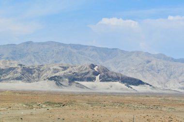 And Dağları-Peru dünyanın en uzun sıradağlarıdır. Güney Amerika 'nın batı kıyısı boyunca Venezuela, Kolombiya, Ekvador, Peru, Bolivya, Arjantin ve Şili boyunca uzanırlar..