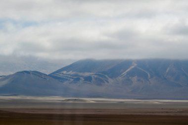 And Dağları-Peru dünyanın en uzun sıradağlarıdır. Güney Amerika 'nın batı kıyısı boyunca Venezuela, Kolombiya, Ekvador, Peru, Bolivya, Arjantin ve Şili boyunca uzanırlar..