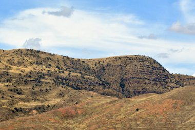And Dağları-Peru dünyanın en uzun sıradağlarıdır. Güney Amerika 'nın batı kıyısı boyunca Venezuela, Kolombiya, Ekvador, Peru, Bolivya, Arjantin ve Şili boyunca uzanırlar..
