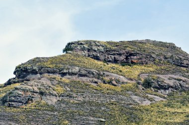 And Dağları-Peru dünyanın en uzun sıradağlarıdır. Güney Amerika 'nın batı kıyısı boyunca Venezuela, Kolombiya, Ekvador, Peru, Bolivya, Arjantin ve Şili boyunca uzanırlar..