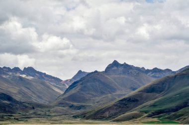 And Dağları-Peru dünyanın en uzun sıradağlarıdır. Güney Amerika 'nın batı kıyısı boyunca Venezuela, Kolombiya, Ekvador, Peru, Bolivya, Arjantin ve Şili boyunca uzanırlar..