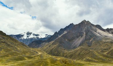 And Dağları-Peru dünyanın en uzun sıradağlarıdır. Güney Amerika 'nın batı kıyısı boyunca Venezuela, Kolombiya, Ekvador, Peru, Bolivya, Arjantin ve Şili boyunca uzanırlar..