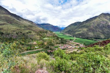 And Dağları-Peru dünyanın en uzun sıradağlarıdır. Güney Amerika 'nın batı kıyısı boyunca Venezuela, Kolombiya, Ekvador, Peru, Bolivya, Arjantin ve Şili boyunca uzanırlar..