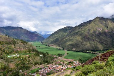 And Dağları-Peru dünyanın en uzun sıradağlarıdır. Güney Amerika 'nın batı kıyısı boyunca Venezuela, Kolombiya, Ekvador, Peru, Bolivya, Arjantin ve Şili boyunca uzanırlar..
