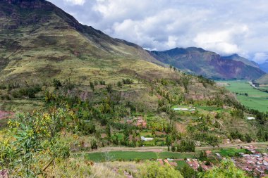 And Dağları-Peru dünyanın en uzun sıradağlarıdır. Güney Amerika 'nın batı kıyısı boyunca Venezuela, Kolombiya, Ekvador, Peru, Bolivya, Arjantin ve Şili boyunca uzanırlar..