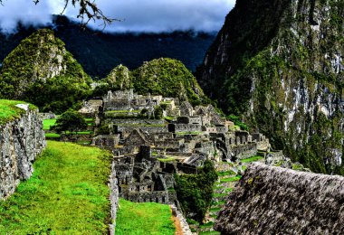 Gizem, cazibe ve geleneklerle çevrili Machu Pichu, İnka İmparatorluğu 'nun en ünlü sembolüdür. 1911 'de kaşif Hiram Bingham tarafından keşfedilen Machu Pichu İnkaların evren vizyonuna ymbolik olarak bağlı bir şehirdi..