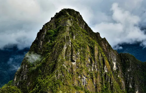 Huayna Picchu 是秘鲁的一座山 位于乌鲁班巴河弯道处 它在马丘比丘上空升起 这个所谓的印加人失落的城市 印加人在华纳河畔筑起了一条小径 并在山顶建起了庙宇和梯田 — 图库照片