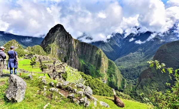 Huayna Picchu 是秘鲁的一座山 位于乌鲁班巴河弯道处 它在马丘比丘上空升起 这个所谓的印加人失落的城市 印加人在华纳河畔筑起了一条小径 并在山顶建起了庙宇和梯田 — 图库照片