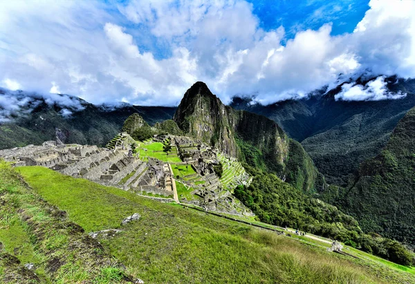 Fotoğraf Huayna Picchu Peru Urubamba Nehri Nin Büktüğü Bir Dağdır — Stok fotoğraf