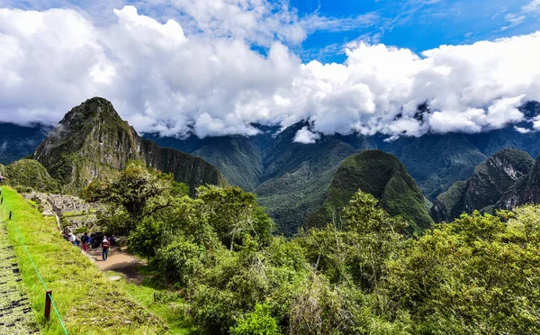 Huayna Picchu 是秘鲁的一座山 位于乌鲁班巴河弯道处 它在马丘比丘上空升起 这个所谓的印加人失落的城市 印加人在华纳河畔筑起了一条小径 并在山顶建起了庙宇和梯田 — 图库照片