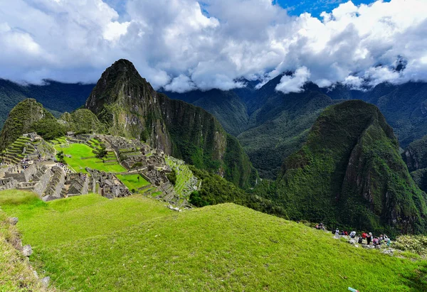 Huayna Picchu 是秘鲁的一座山 位于乌鲁班巴河弯道处 它在马丘比丘上空升起 这个所谓的印加人失落的城市 印加人在华纳河畔筑起了一条小径 并在山顶建起了庙宇和梯田 — 图库照片