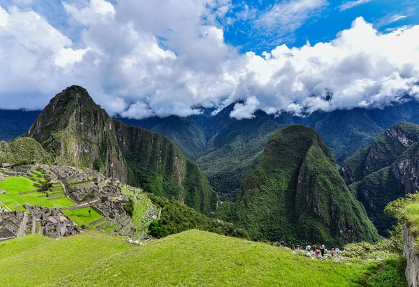 Huayna Picchu 是秘鲁的一座山 位于乌鲁班巴河弯道处 它在马丘比丘上空升起 这个所谓的印加人失落的城市 印加人在华纳河畔筑起了一条小径 并在山顶建起了庙宇和梯田 — 图库照片