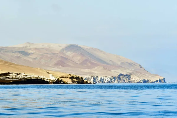 バレスタス諸島は大部分が岩で構成されており 波と風によって浸食され 驚くべき形をしている 鳥や哺乳類の生態系を保護する必要があるため 島は保護された地位を持っており 観光客 — ストック写真