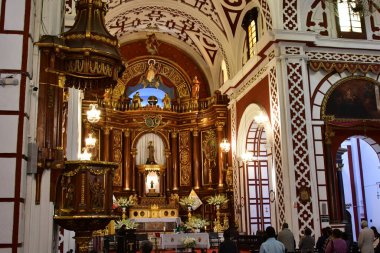 Saint Francis Manastırı ve Lima Bazilika Katedrali 1535 yılında başlayan ve 1649 yılında tamamlanan Roma Katolik Katedrali. Aziz John, Havari ve Evang 'a ithaf edilmiştir.