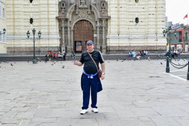 Aziz Francis Manastırı, Lima 'daki en eski yerleşim yerlerinden biridir. Tablolar ve ünlü bir kütüphaneyle birlikte manastır, bodrumunda binlerce insanın gömülü olduğu bir dizi yeraltı mezarlığını da içeriyor..
