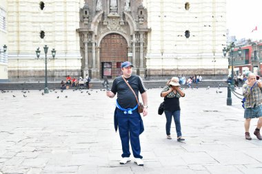Aziz Francis Manastırı, Lima 'daki en eski yerleşim yerlerinden biridir. Tablolar ve ünlü bir kütüphaneyle birlikte manastır, bodrumunda binlerce insanın gömülü olduğu bir dizi yeraltı mezarlığını da içeriyor..