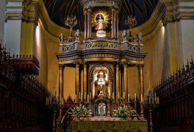 Saint Francis Manastırı ve Lima Bazilika Katedrali 1535 yılında başlayan ve 1649 yılında tamamlanan Roma Katolik Katedrali. Aziz John, Havari ve Evang 'a ithaf edilmiştir.