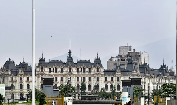 Buildings City Lima Statuesthe City Lima Founded Conqueror Francisco Pizarro — Stock Photo, Image