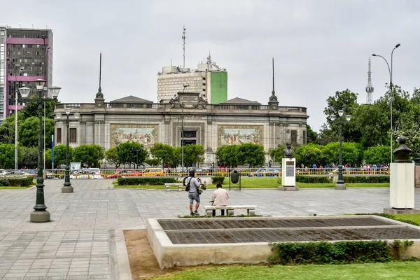 Buildings City Lima Statuesthe City Lima Founded Conqueror Francisco Pizarro — Stock Photo, Image