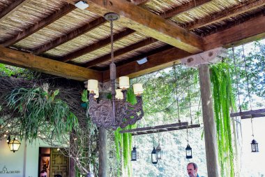 Aynı zamanda policandru olarak da bilinen avize, çok güzel süslenmiş bir destektir, tavandan sarkan mumlar veya ampuller için birkaç kolu vardır.