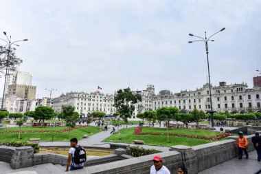 Plaza SanMartin ya da Bağımsızlık Meydanı Perulular için tarihi bir yükü olan yerlerden biri de bu meydanın tam ortasında yer alan Jose de SanMartin 'in binicilik heykeli 1821' de eyaletin bağımsızlığını ilan etti. 