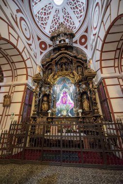 Saint Francis Manastırı ve Lima Bazilika Katedrali 1535 yılında başlayan ve 1649 yılında tamamlanan Roma Katolik Katedrali. Aziz John, Havari ve Evang 'a ithaf edilmiştir.