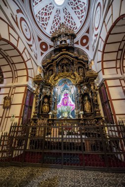 Saint Francis Manastırı ve Lima Bazilika Katedrali 1535 yılında başlayan ve 1649 yılında tamamlanan Roma Katolik Katedrali. Aziz John, Havari ve Evang 'a ithaf edilmiştir.