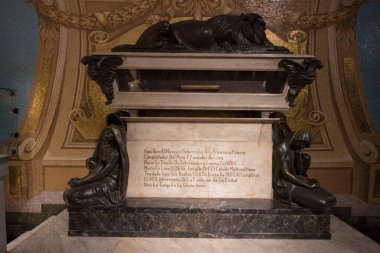 Saint Francis Manastırı ve Lima Bazilika Katedrali 1535 yılında başlayan ve 1649 yılında tamamlanan Roma Katolik Katedrali. Aziz John, Havari ve Evang 'a ithaf edilmiştir.